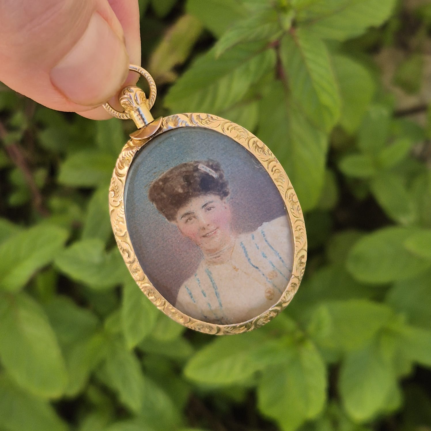 לוקט זהב אנגלי עם ציורי נשים ענודות תכשיטים