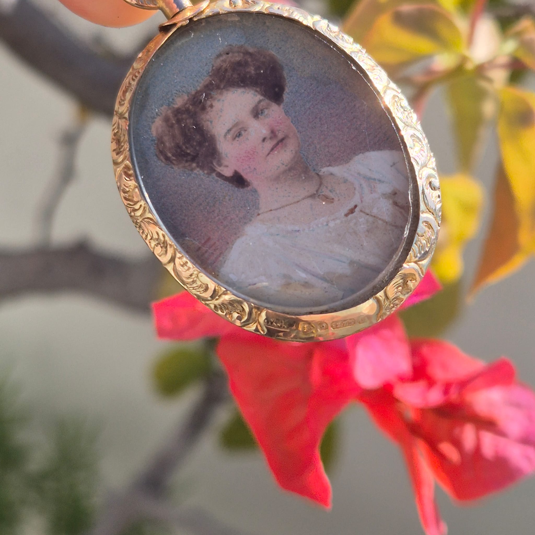 לוקט זהב אנגלי עם ציורי נשים ענודות תכשיטים – תמונה 4