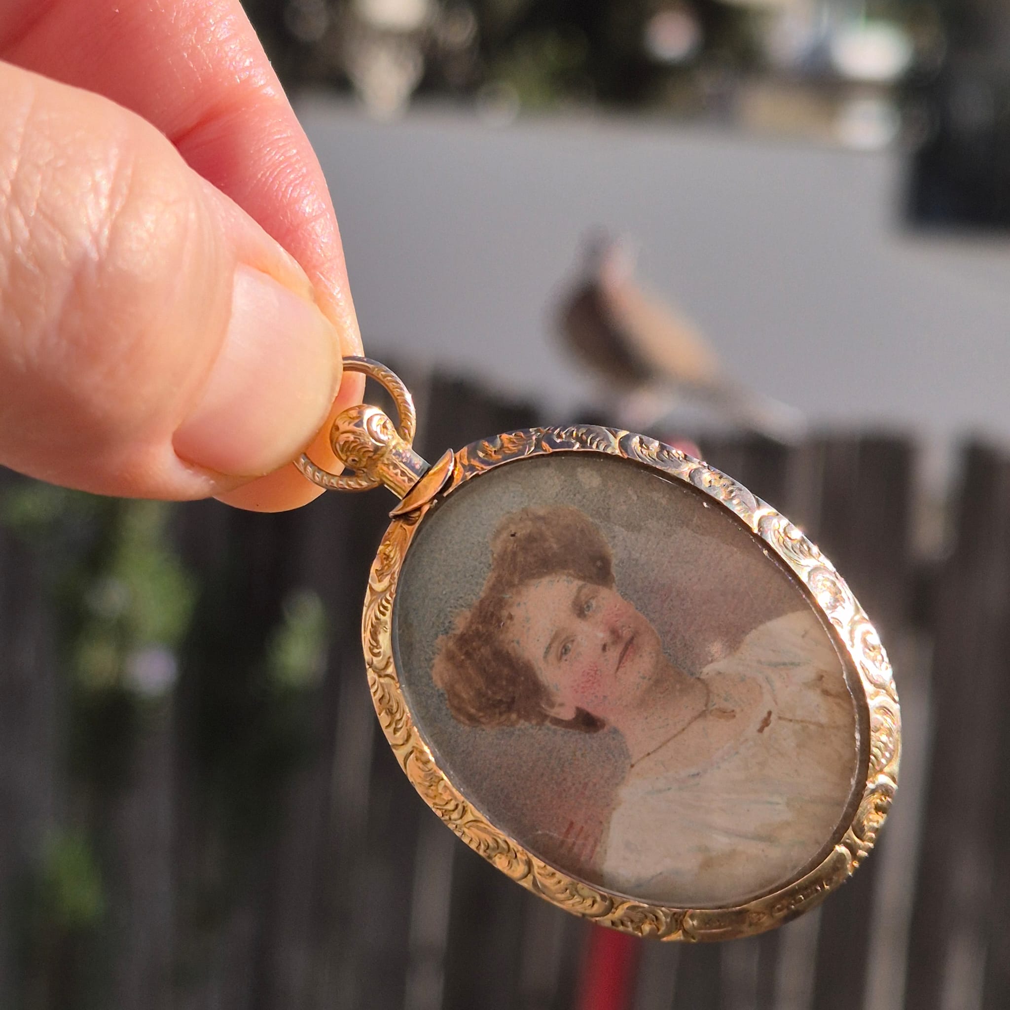 לוקט זהב אנגלי עם ציורי נשים ענודות תכשיטים – תמונה 6