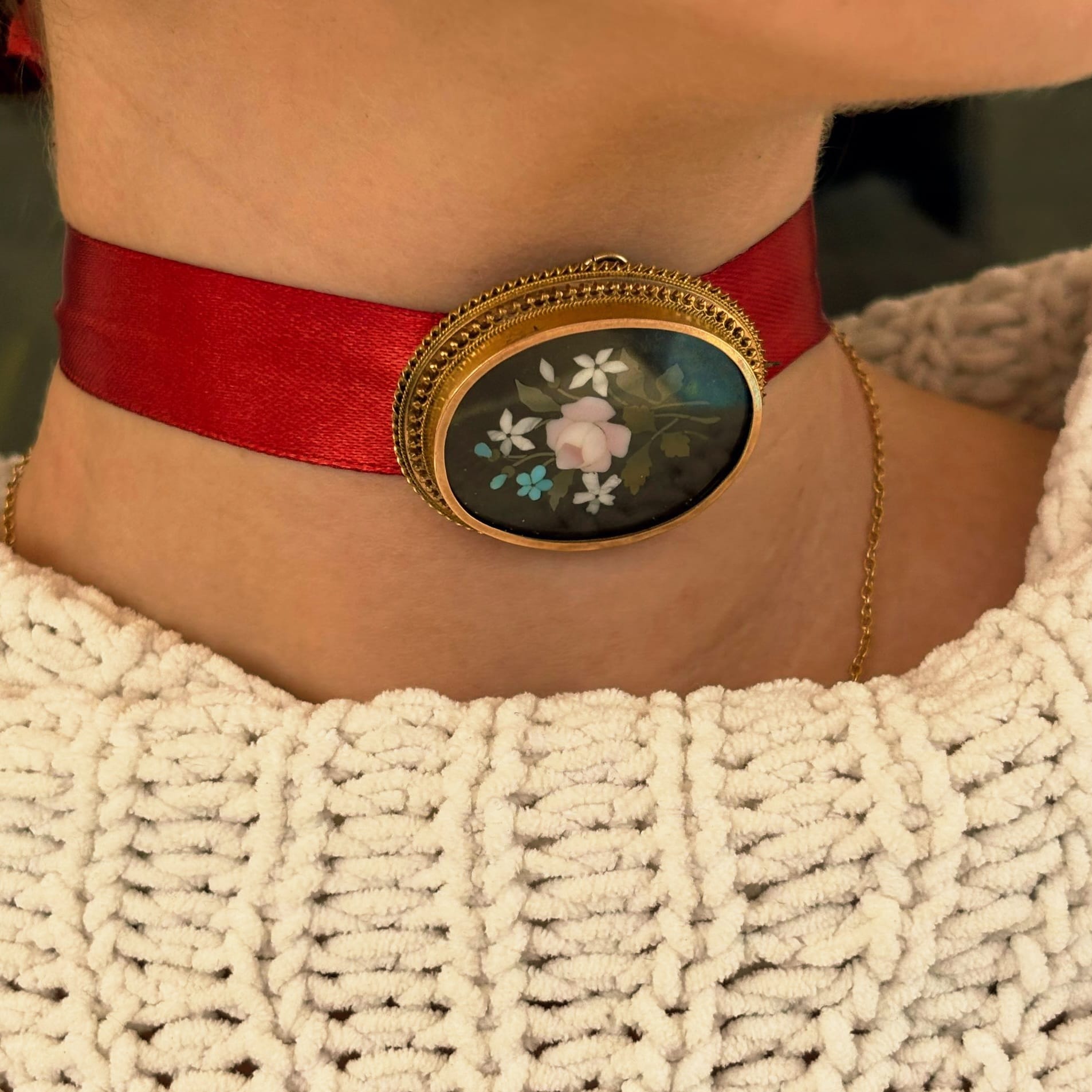 סט תליון ועגילים עתיקים מזהב עם פיאטרה דורה – תמונה 10