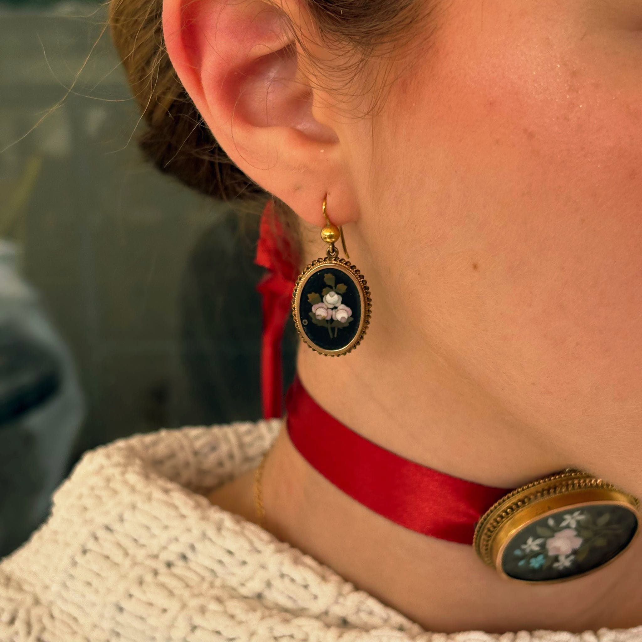 סט תליון ועגילים עתיקים מזהב עם פיאטרה דורה – תמונה 9