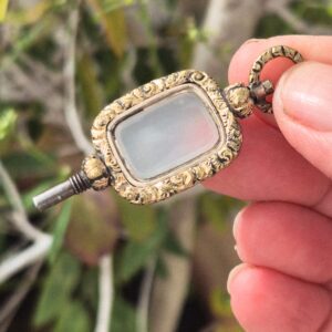 תליון מפתח לשעון מצופה זהב ג'ורג'יאני